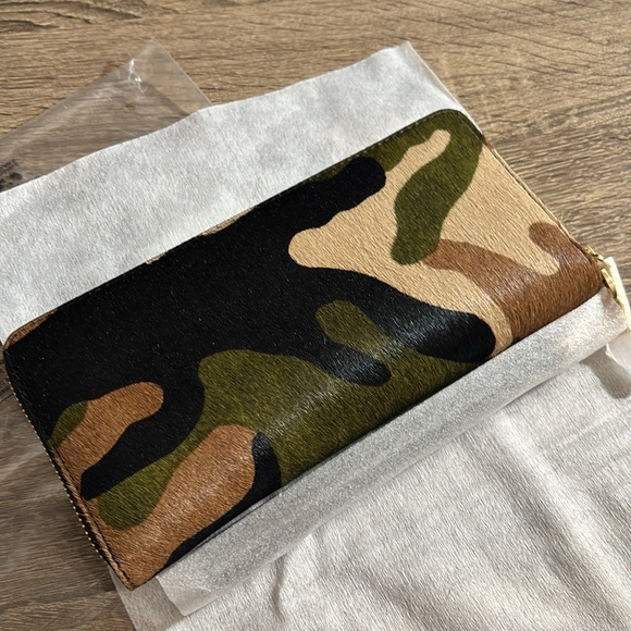 MK Travel Large Camouflage Print Calf Hair Continental Wallet NWT - Picture 2 of 8